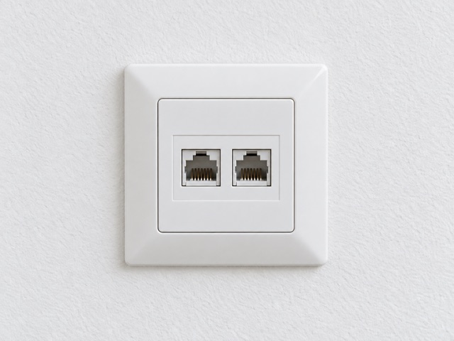Białe gniazdko LAN z dwoma portami Ethernet