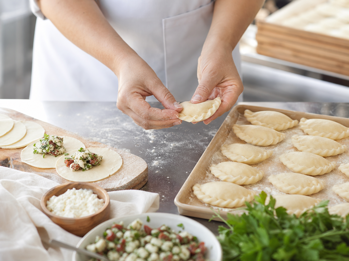 Ręczne lepienie pierogów w jasnej pracowni